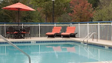 Piscina externa sazonal, funciona das 10h às 22h, guarda-sóis