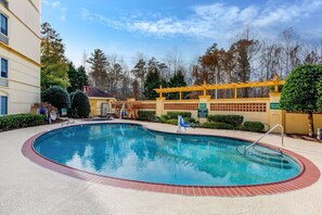 Piscine extérieure en saison
