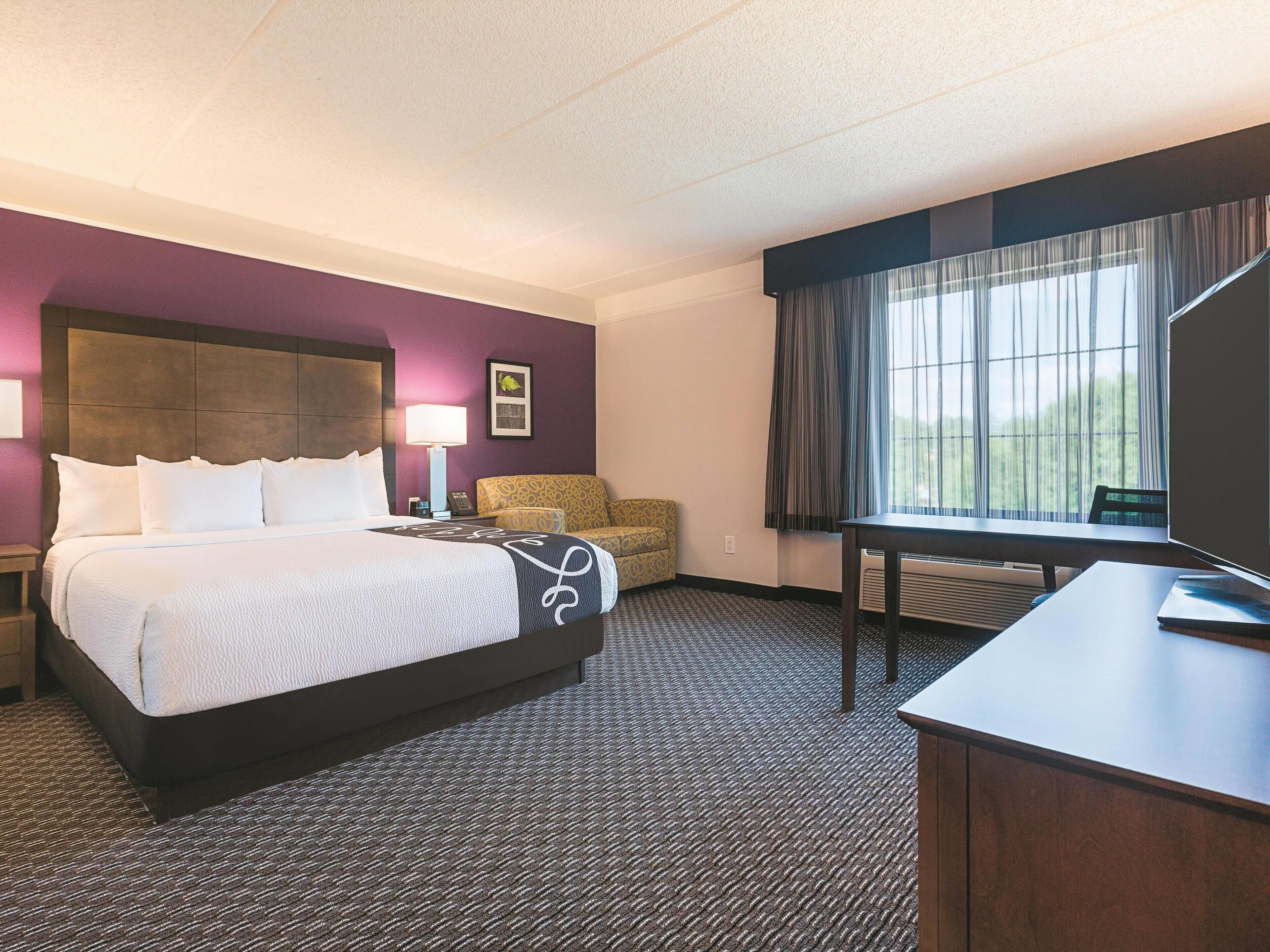 Deluxe Room, 1 King Bed, Non Smoking | Premium bedding, desk, laptop workspace, iron/ironing board