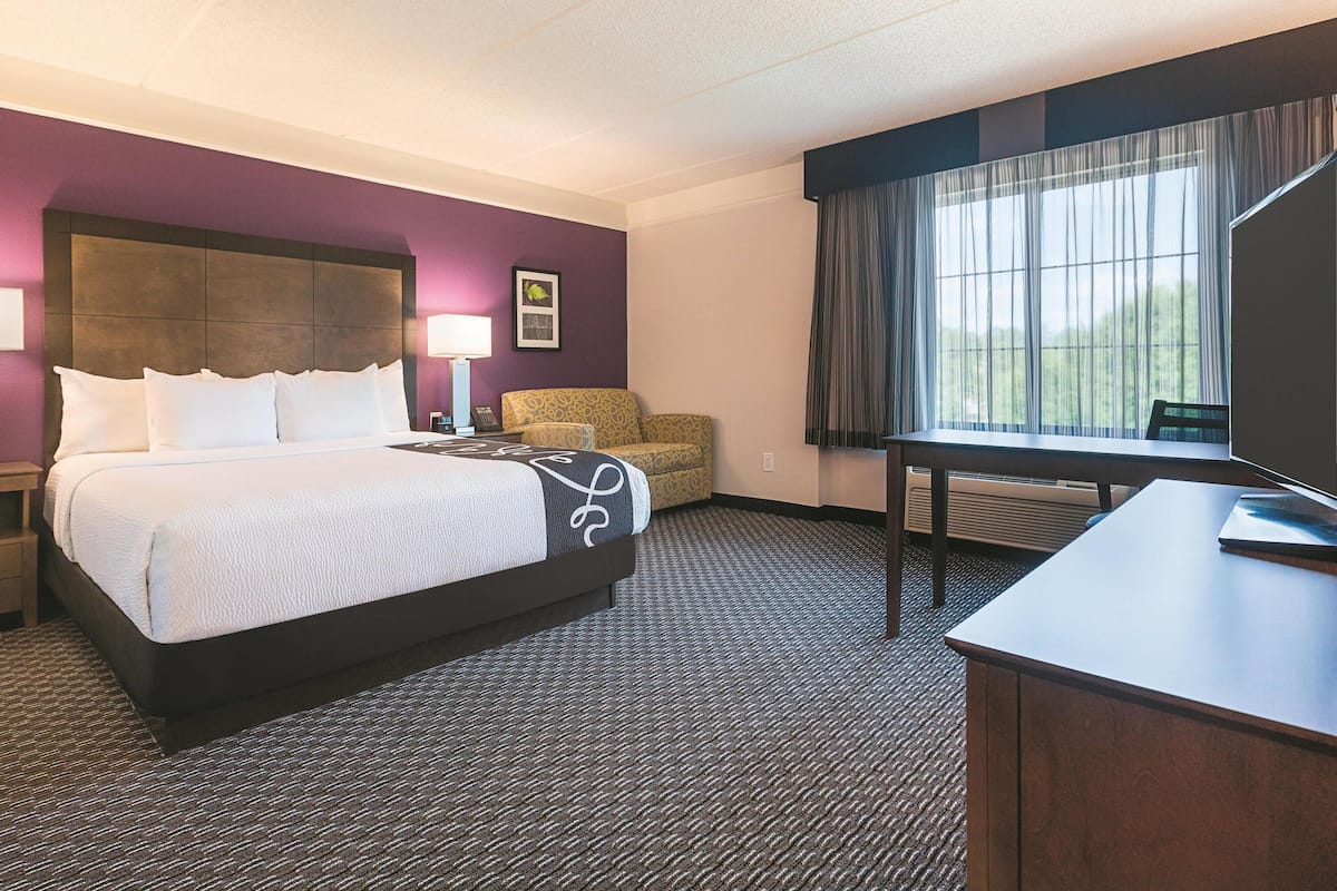 Deluxe Room, 1 King Bed, Non Smoking | Premium bedding, desk, laptop workspace, iron/ironing board