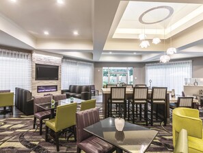 Lobby - La Quinta Inn & Suites by Wyndham Atlanta Alpharetta (Alpharetta)