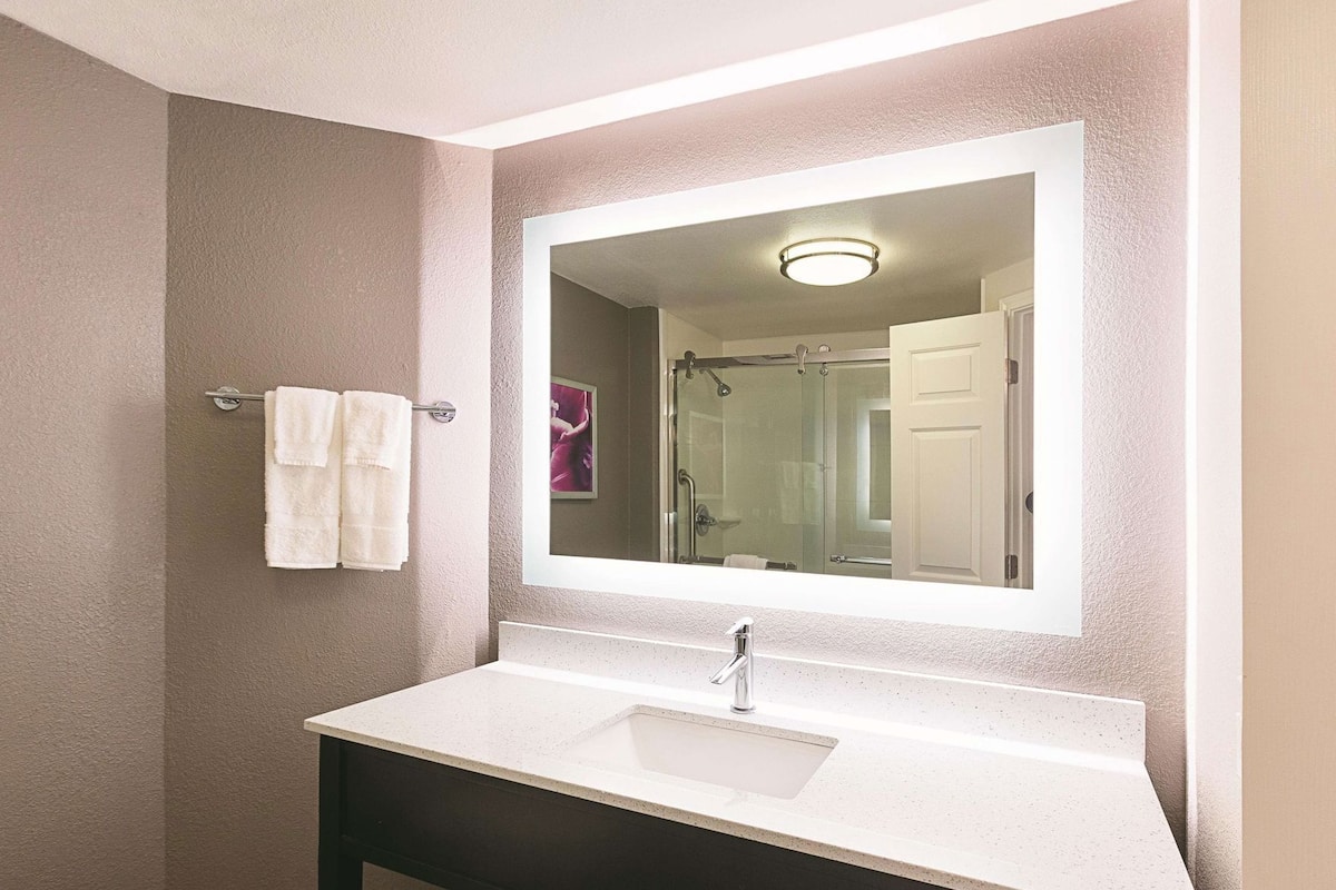 Baño | Tina con regadera, amenidades de baño gratuitas, secadora de cabello