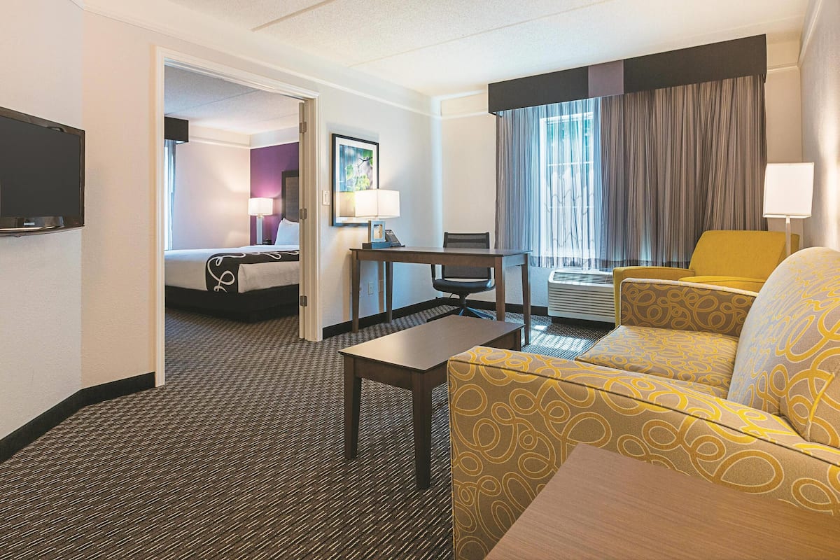 Deluxe Suite, 1 Bedroom, Non Smoking | Premium bedding, desk, laptop workspace, iron/ironing board