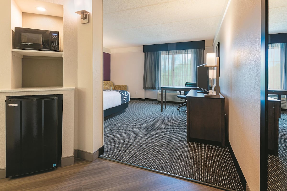 Deluxe Room, 1 King Bed, Non Smoking | Premium bedding, desk, laptop workspace, iron/ironing board