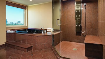 Combined shower/bathtub, eco-friendly toiletries, hair dryer, towels