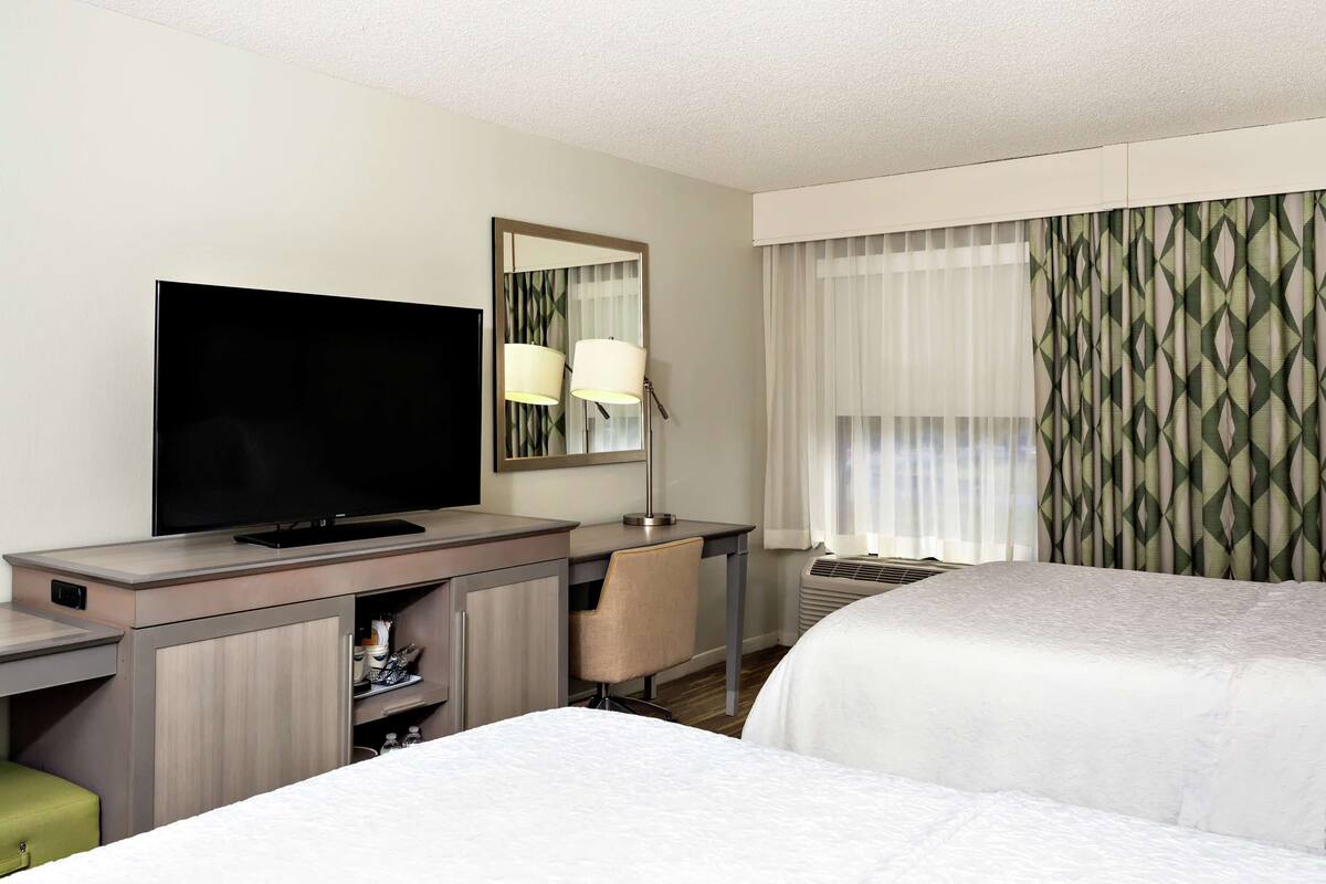 two queens nonsmoking | desk, iron/ironing board, free cots/infant beds, rollaway beds