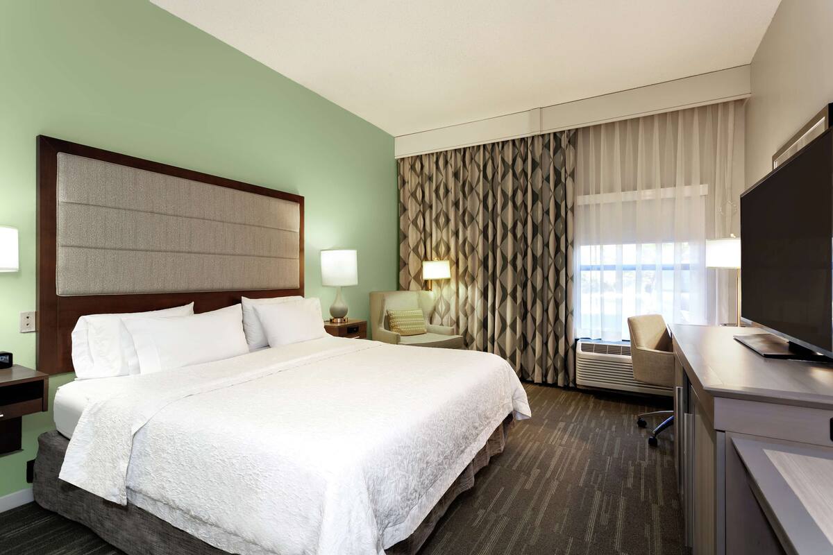 room, accessible, non smoking | desk, iron/ironing board, free cots/infant beds, rollaway beds