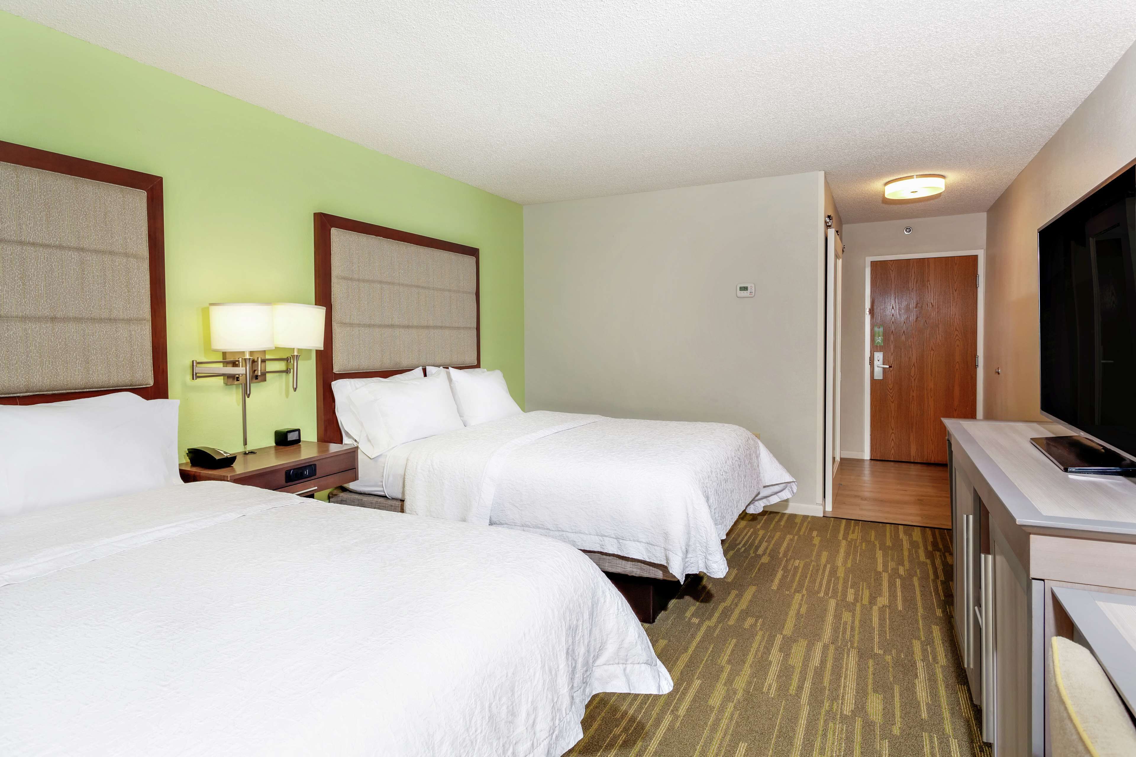 two queens nonsmoking | desk, iron/ironing board, free cots/infant beds, rollaway beds