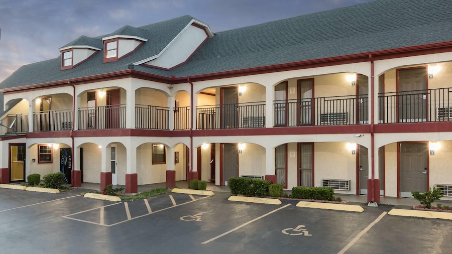 Travelodge Inn & Suites by Wyndham Norman