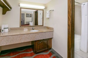 Combined shower/bathtub, jetted bath, free toiletries, hair dryer