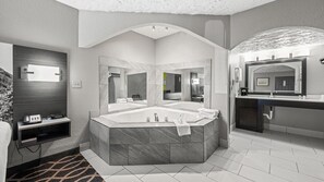 Deluxe Suite, 1 King Bed, Non Smoking | Bathroom