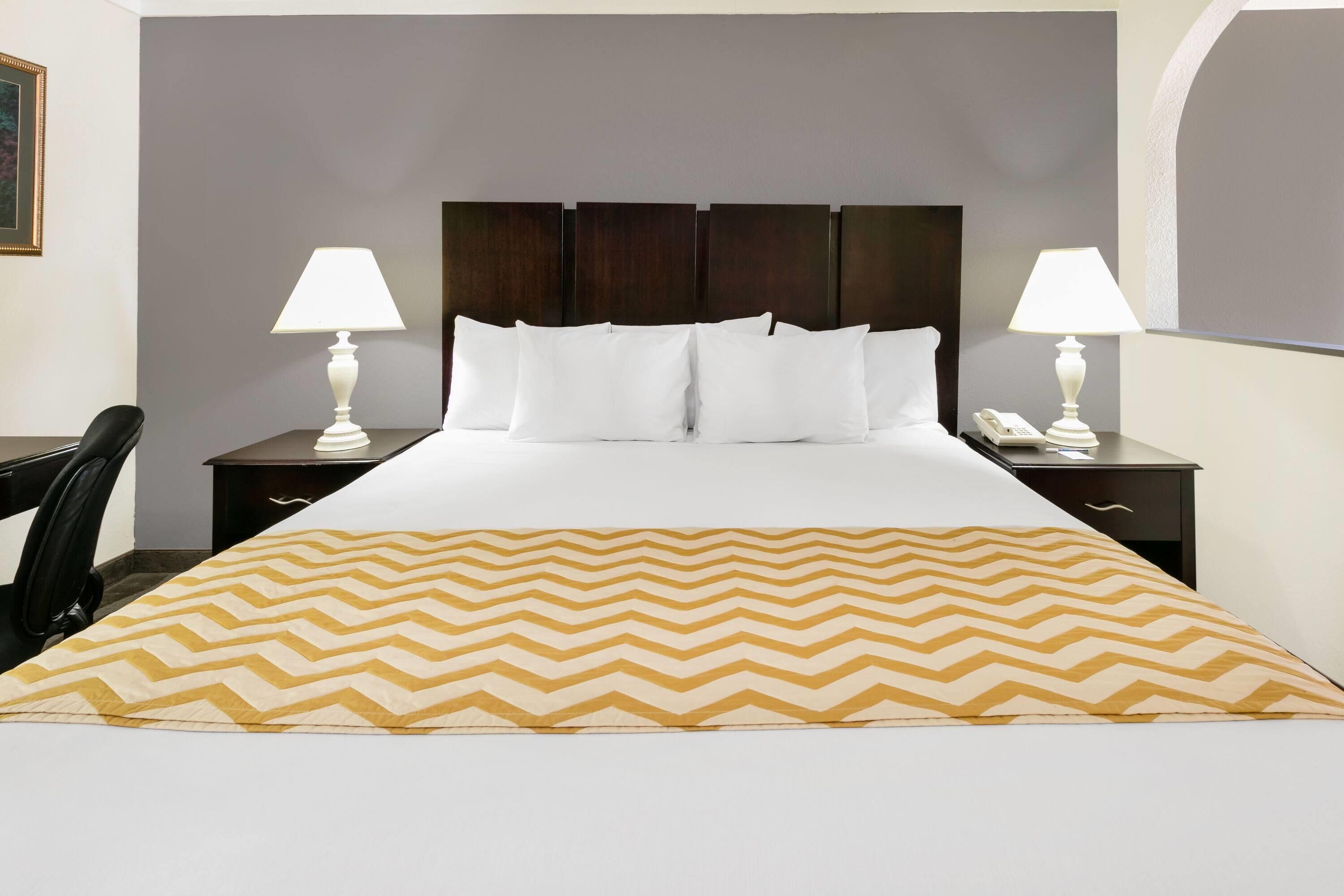 客房, 1 张特大床, 无障碍, 无烟房 | 办公桌、笔记本电脑工作区、遮光窗帘、熨斗/熨衣板