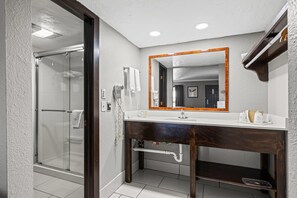 Combined shower/tub, jetted tub, free toiletries, hair dryer