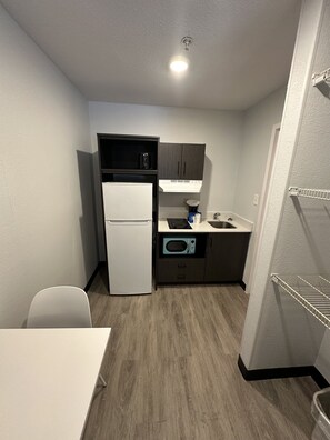 Full-size fridge, microwave, stovetop, coffee/tea maker