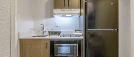 Kjøleskap, mikrobølgeovn, kokeplater og kaffetrakter/tekoker