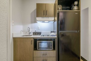 Full-size fridge, microwave, stovetop, coffee/tea maker