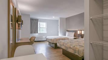 Escritorio, tabla de planchar con plancha, wifi gratis y ropa de cama