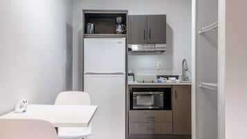 Großer Kühlschrank, Mikrowelle, Herdplatte