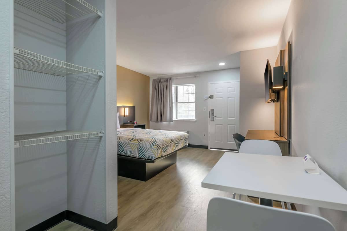 办公桌、熨斗/熨衣板、免费 WiFi、床单