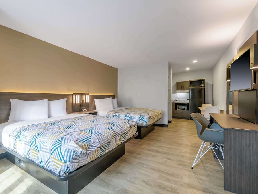 Escritorio, tabla de planchar con plancha, wifi gratis y ropa de cama