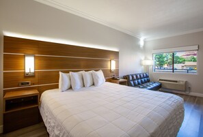 Habitación estándar, 1 cama King size | Camas con pillow-top, cortinas blackout y tabla de planchar con plancha 