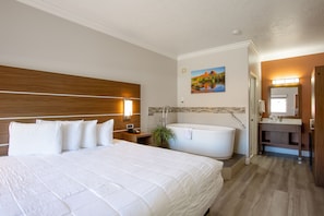 Jetted King Relaxation Bell Rock View | Pillowtop beds, blackout drapes, iron/ironing board, free WiFi - Wildflower Inn at Bell Rock (Sedona)