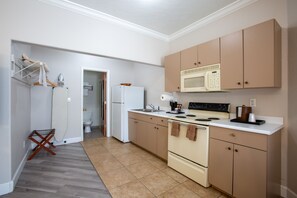 Cozy Kitchenette King Suite | Private kitchen