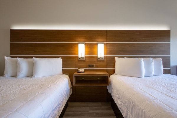 Habitación estándar, 2 camas Queen size, planta baja | 1 habitación, camas con pillow-top y cortinas blackout