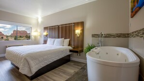 غرفة حصرية - سرير ملكي - بمغطس ساخن - في الطابق الأرضي (King Room Soaking Tub Bell Rock View) | أسرّة بطبقة علوية مريحة وستائر تعتيم ومكواة/لوح كي وواي فاي مجانًا