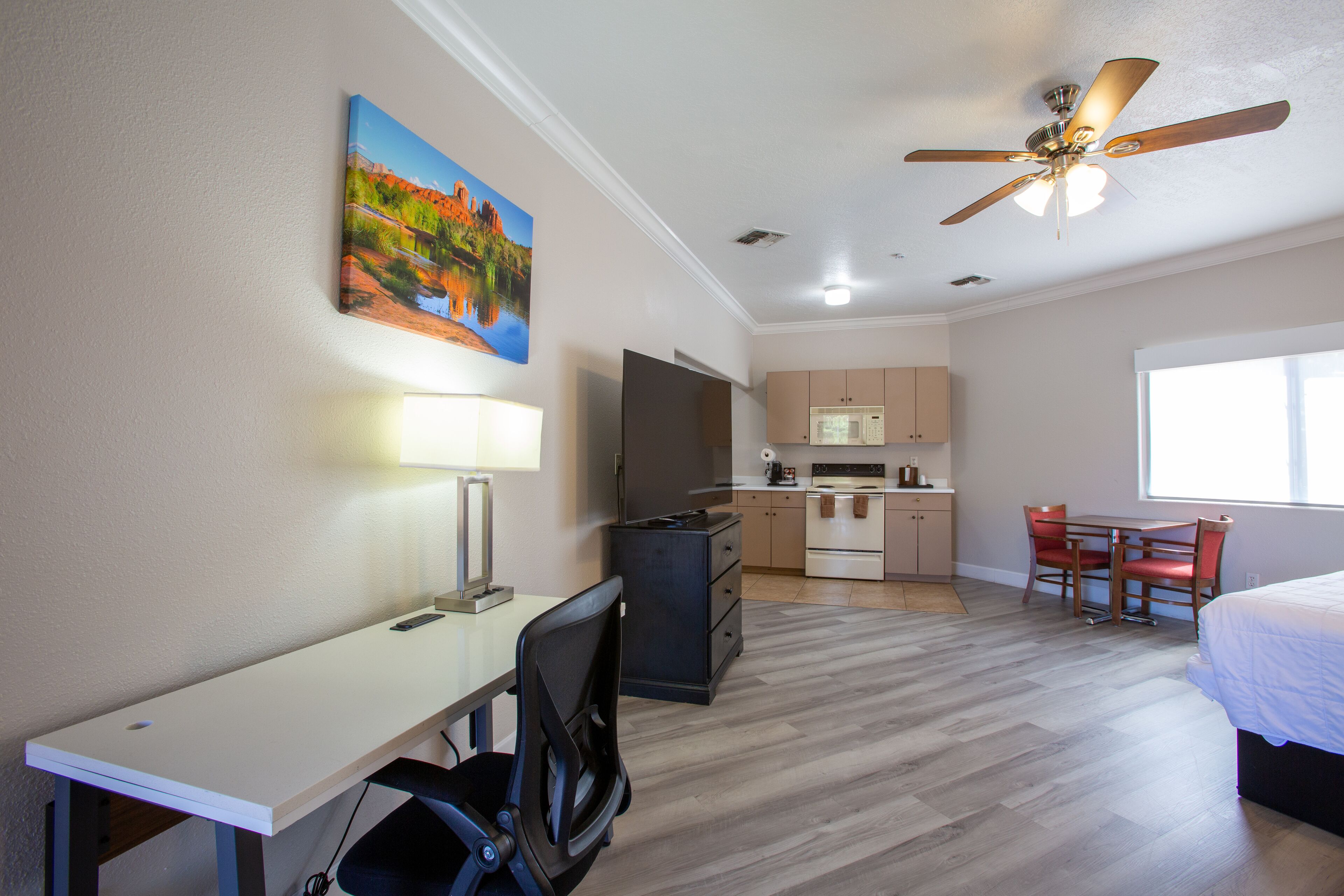 Suite, 1 très grand lit, cuisinette | Lit avec matelas à plateau-coussin, rideaux d’obscurcissement