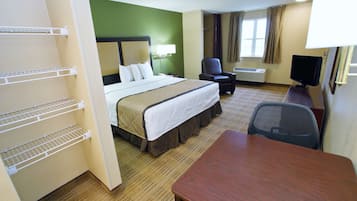 Studio, 1 King Bed, Non Smoking | Desk, iron/ironing board, free WiFi