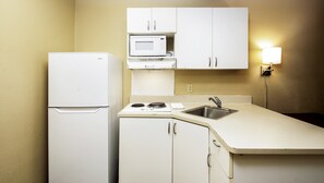 Standard Room, 2 Double Beds, Non Smoking, Kitchen | Private kitchen | Full-sized fridge, microwave, stovetop, coffee/tea maker