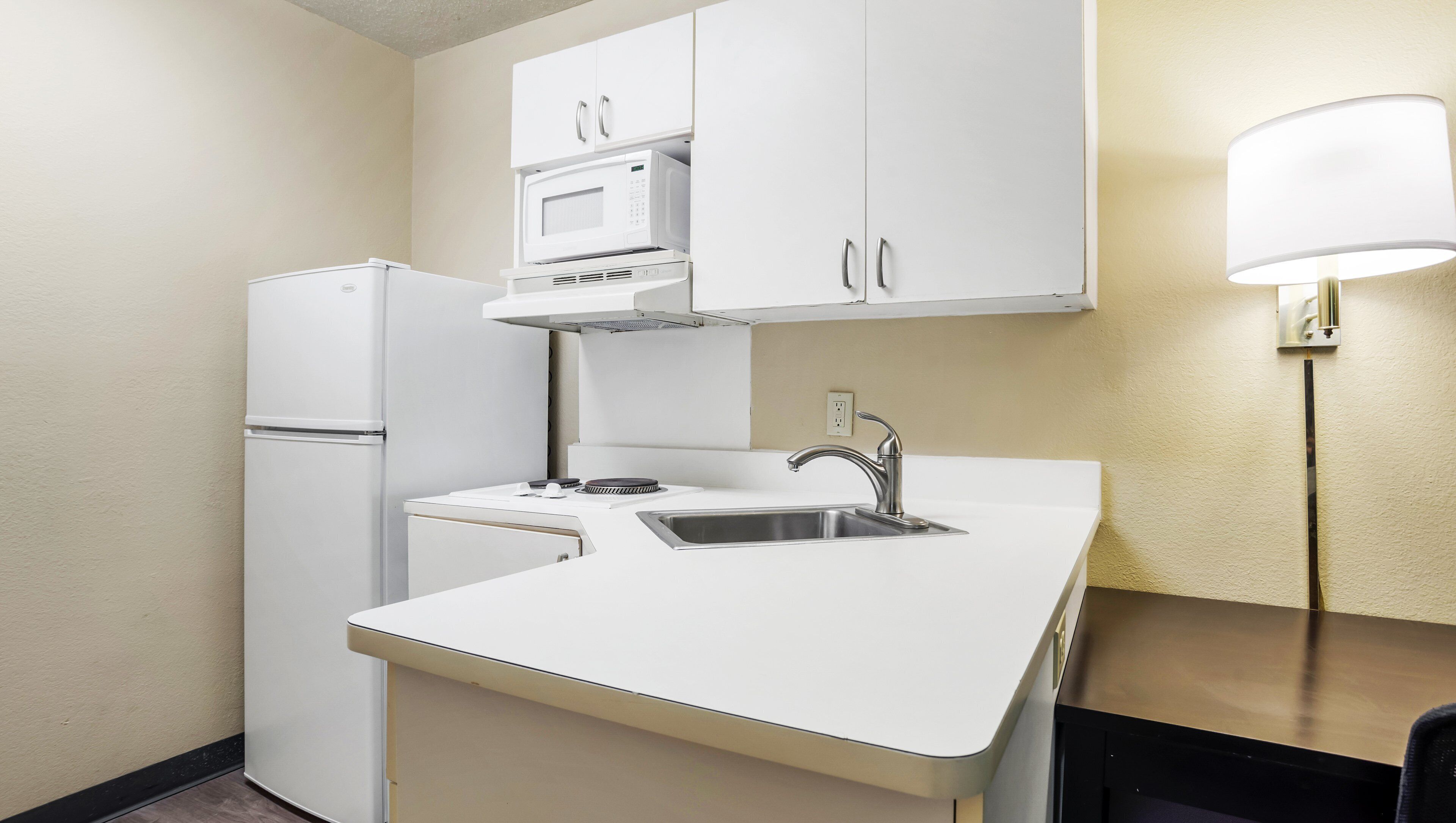 Habitación estándar, 1 cama de matrimonio, no fumadores, cocina | Cocina privada | Frigorífico grande, microondas, placa de cocina y cafetera o tetera