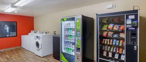 Dans la chambre d’hôtel, il y a un espace dédié à la lessive avec des machines à laver et des sèche-linge, ainsi qu’un distributeur automatique de boissons et un autre de collations.