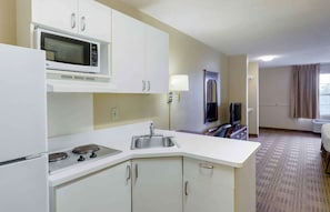Studio, 1 très grand lit, non-fumeurs | Cuisine privée | Réfrigérateur, micro-ondes, plaque de cuisson