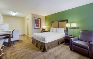 Studio, 1 Queen Bed, Non Smoking | Desk, free WiFi, bed sheets