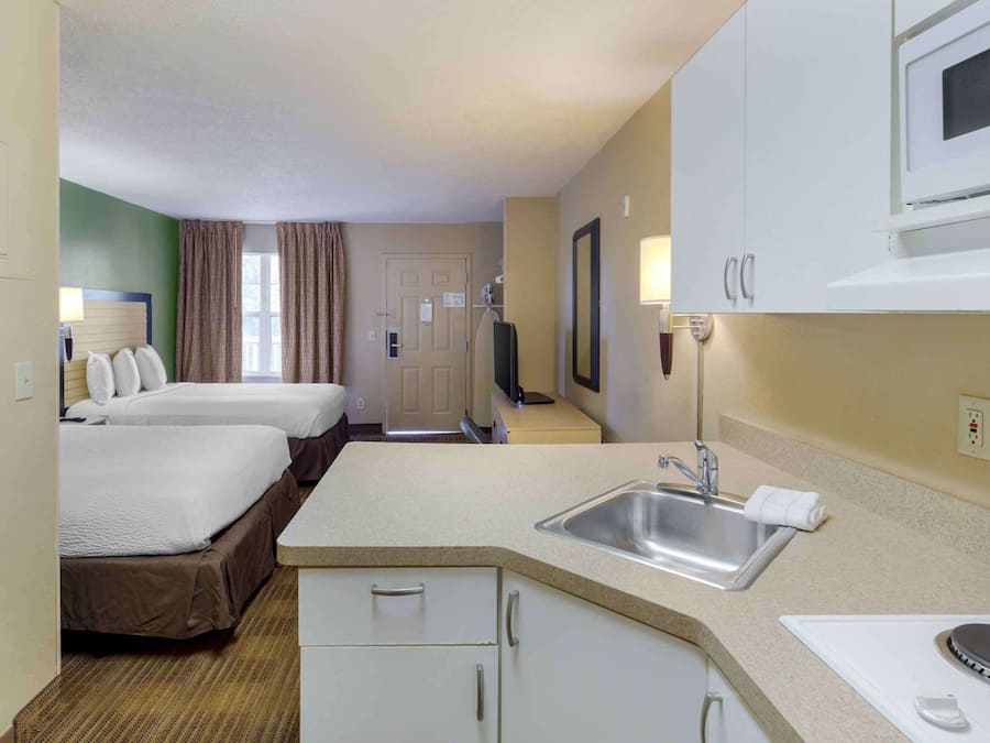 Studio, 2 Double Beds, Non Smoking | Private kitchen | Fridge, microwave, stovetop