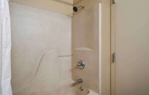 Combined shower/tub, free toiletries, hair dryer, towels