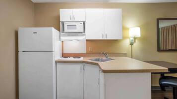 KĂŒhlschrank, Mikrowelle, Herdplatte, Wasserkocher mit Kaffee-/Teezubehör