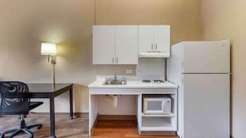 Studio, 1 grand lit, accessible aux personnes à mobilité réduite, non-fumeur | Cuisine privée | Réfrigérateur, four à micro-ondes, surface de cuisson, cafetière-théière