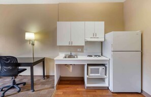 Studio - 1 queensize-säng - tillgänglighetsanpassat - icke-rökare | Eget kök | Kylskåp, mikrovågsugn, spishäll och kaffe- och tebryggare