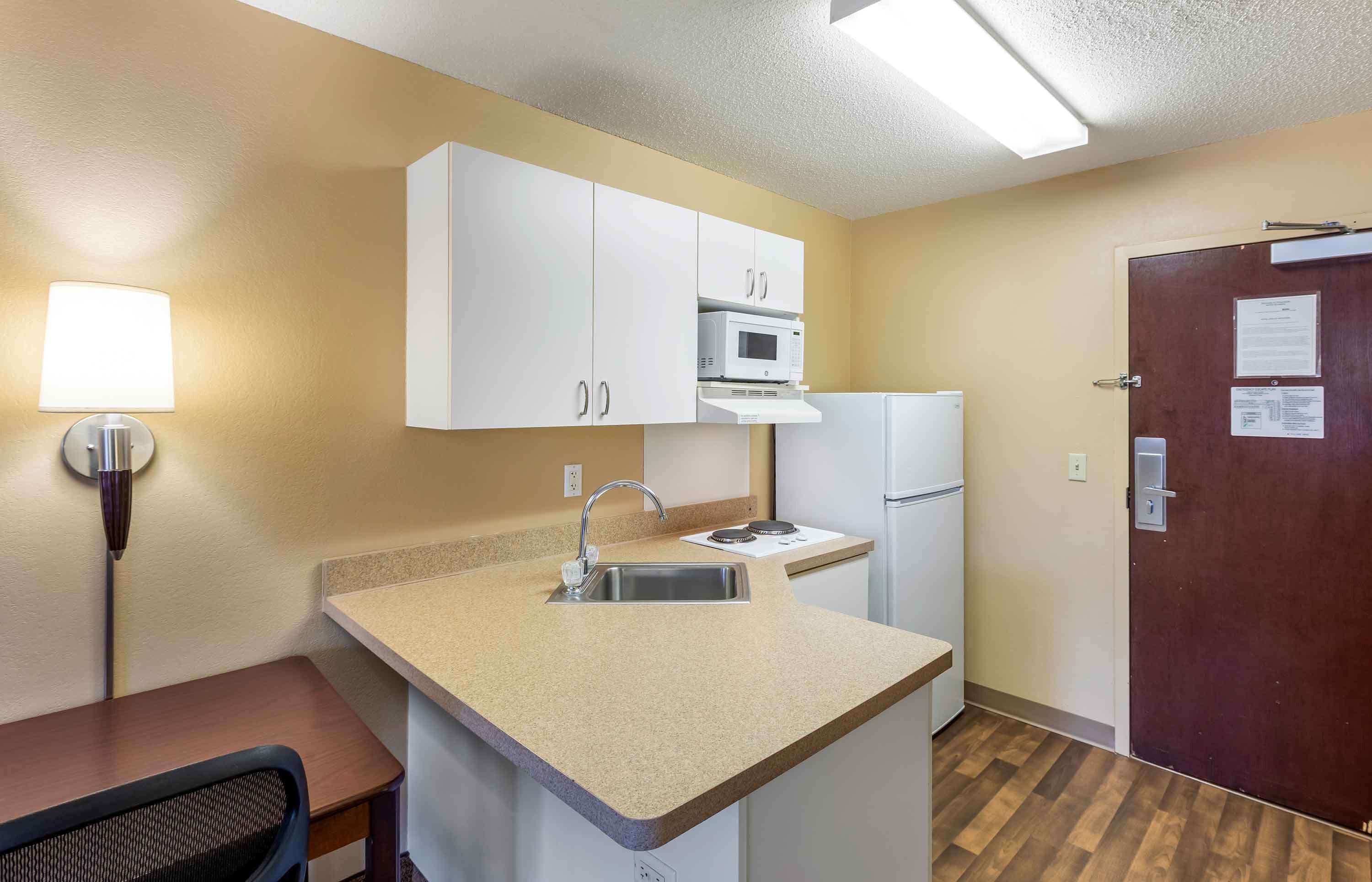 Studio, 1 très grand lit, non-fumeur | Cuisine privée | Réfrigérateur, four à micro-ondes, surface de cuisson