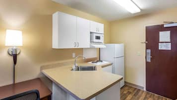 Studio, 1 très grand lit, non-fumeur | Cuisine privée | Réfrigérateur, four à micro-ondes, surface de cuisson