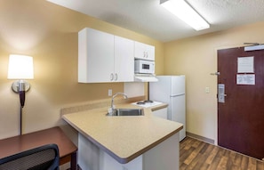 Studio, 1 King Bed, Non Smoking | Private kitchen