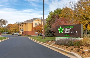 Exterior - Extended Stay America Select Suites - Milwaukee - Waukesha (Waukesha)