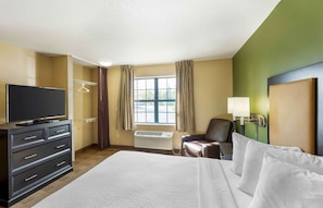 Studio, 1 grand lit, non-fumeur | Bureau, accès au Wi-Fi (inclus), literie fournie