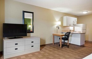Studio, 1 King Bed, Non Smoking | Desk, laptop workspace, free WiFi, bed sheets
