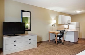 Studio, 1 King Bed, Non Smoking | Desk, laptop workspace, free WiFi, bed sheets