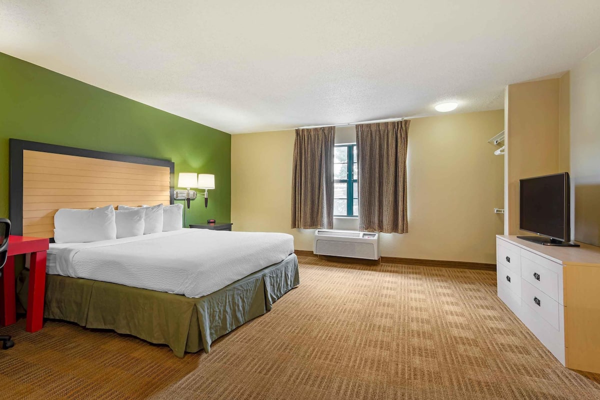 Studio, 1 King Bed, Non Smoking | Desk, laptop workspace, free WiFi, bed sheets
