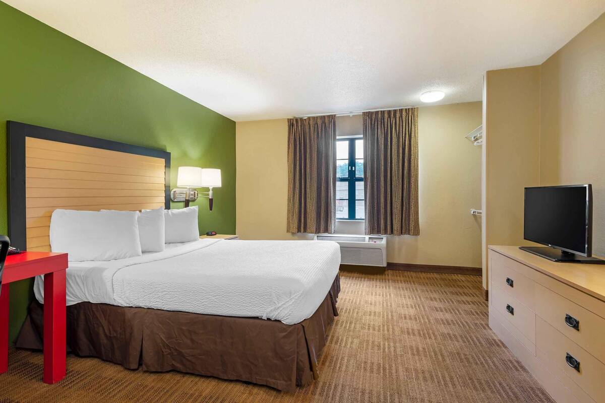Studio, 1 Queen Bed, Non Smoking | Desk, laptop workspace, WiFi (free), bed sheets